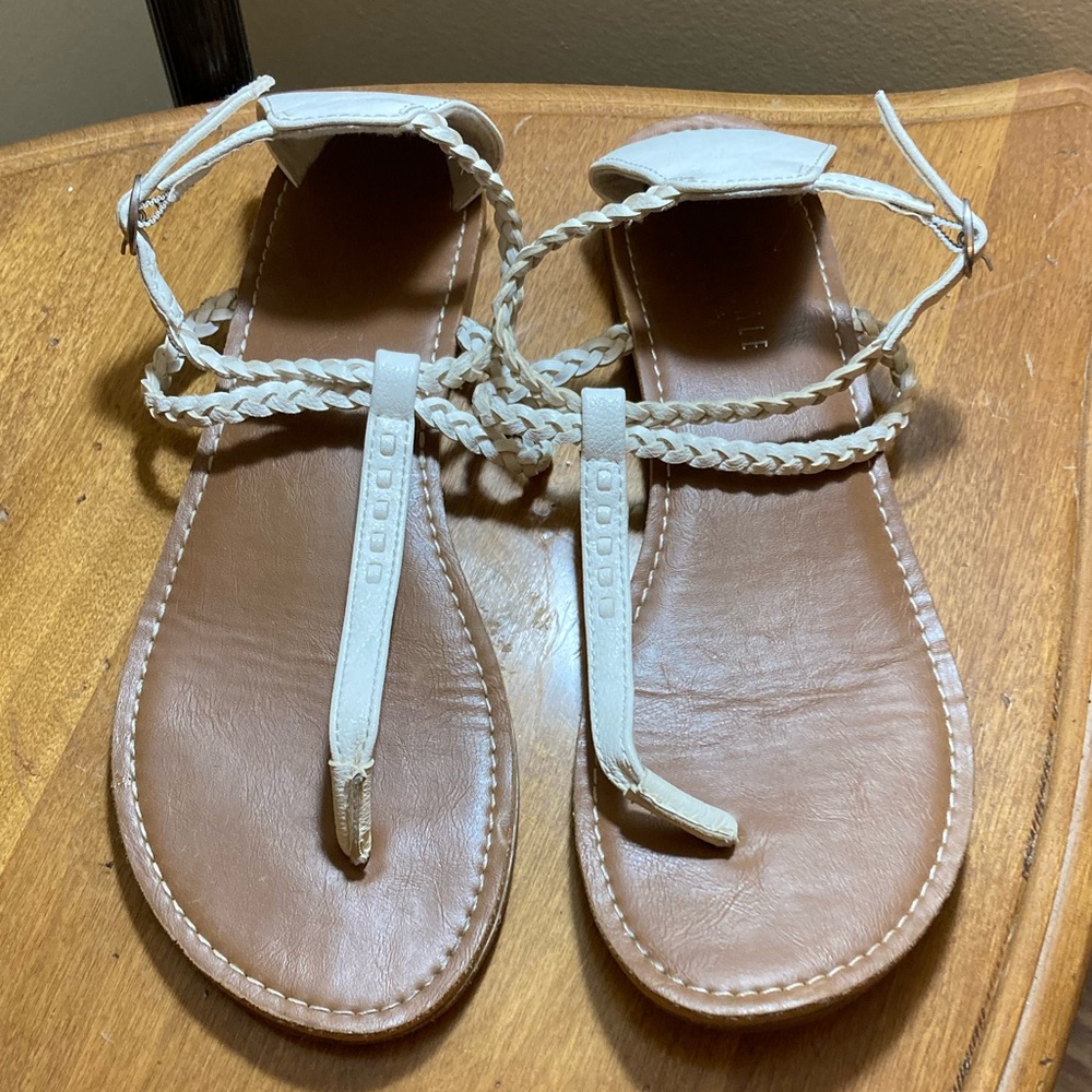 Aeropostale White Strappy Sandal-Size 7